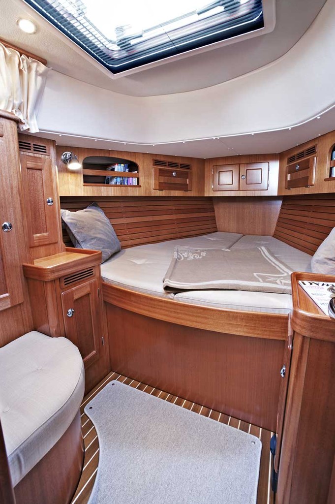 Hallberg-Rassy 372 forward cabin ©  SW